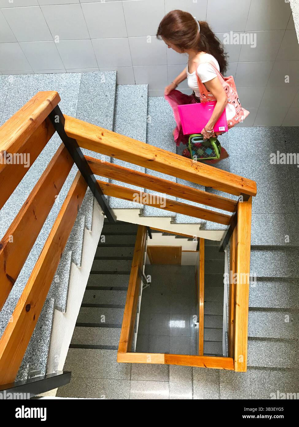 Escaliers et femme montant à l'étage. Banque D'Images