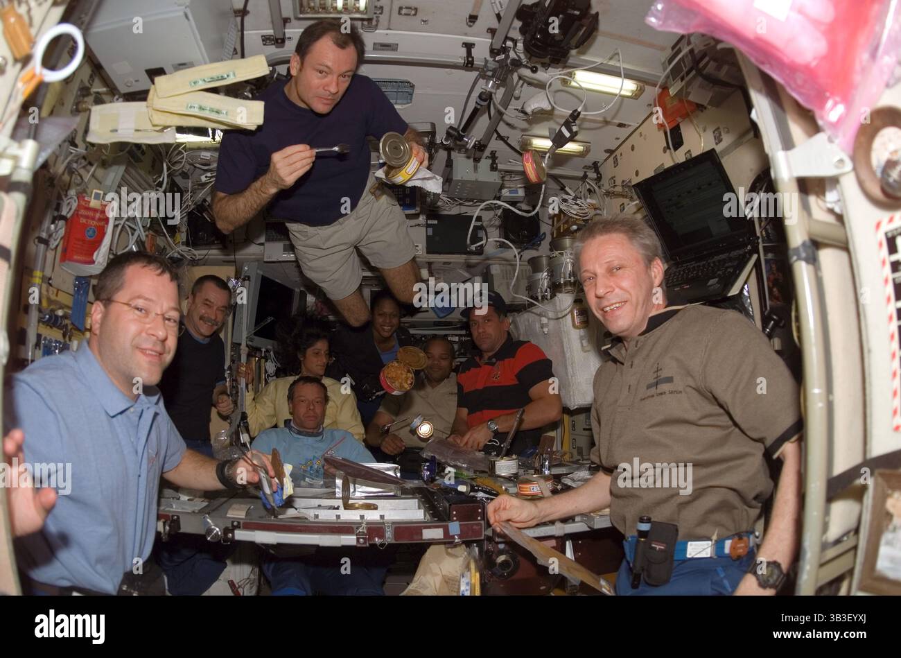 13 décembre 2006 - orbite terrestre - NASA navette spatiale internationale Discovery STS-116 membre de l'équipage principal de la mission L'astronaute américain Nicholas Patrick (à gauche), les membres de l'équipage principal de l'expédition 14 L'astronaute américain Michael Lopez-Alegria et l'astronaute allemand Thomas Reiter de l'Agence spatiale européenne partagent un repas dans le module de service ISS Zvezda le 13 décembre 2006 en orbite terrestre. (Crédit image : © NASA/Planet Pix via ZUMA Wire) Banque D'Images