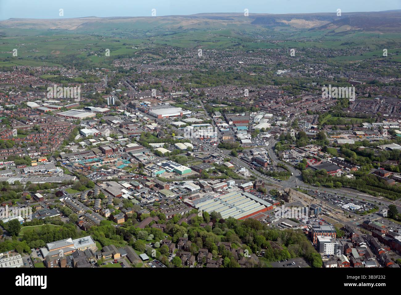 Vue aérienne du côté est d'Oldham avec la route A62 traversant l'image. Le dépôt de Stagecoach est au premier plan, Pennines Hills au loin Banque D'Images