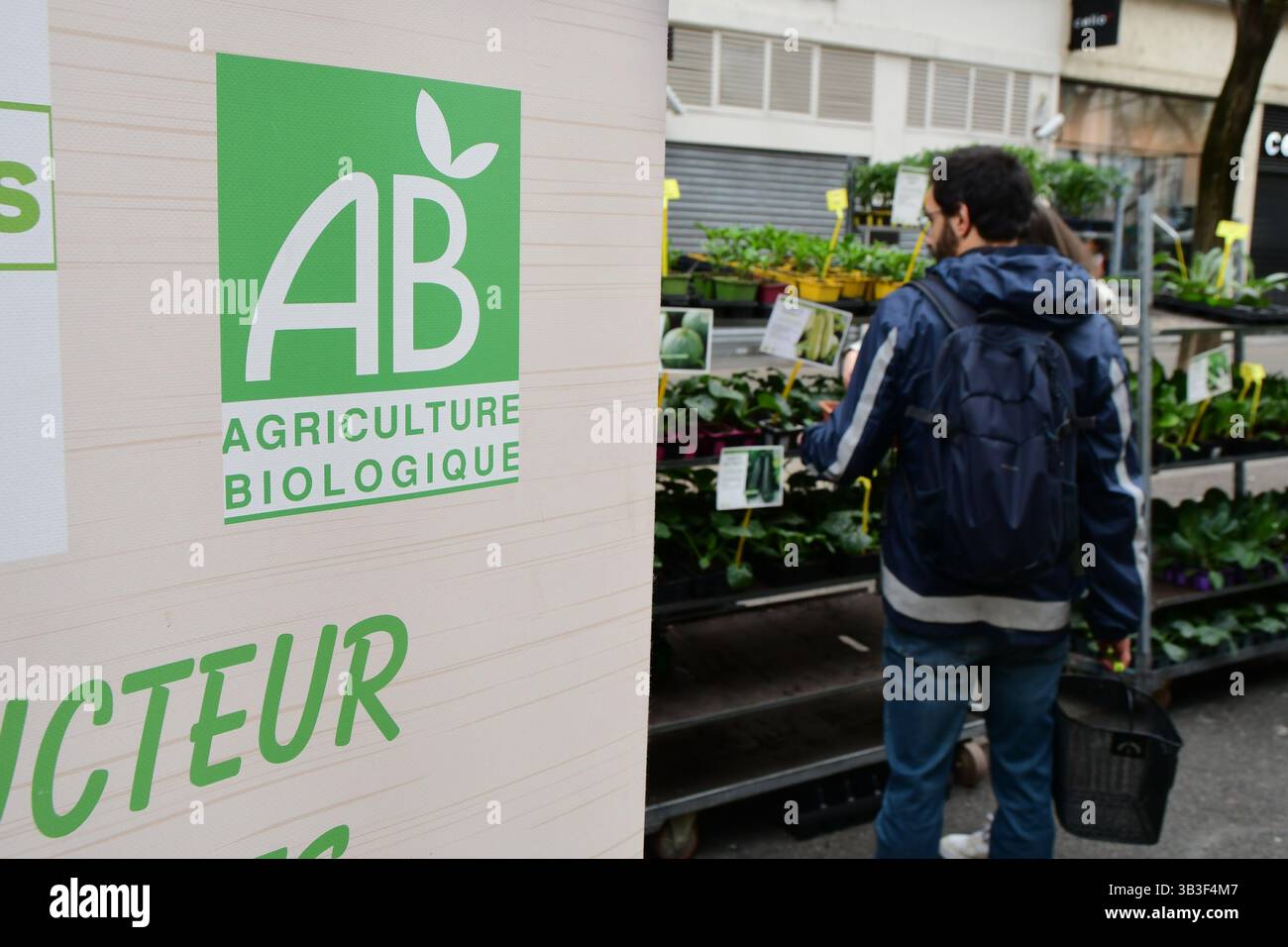 Villeurbanne, France. 13 avril 2025. Affiche de producteur de plantes maraîchères bio vue lors du festival Côté jardins sur l'avenue Henri-Barbusse. (Photo de Romain Doucelin/SOPA images/SIPA USA) crédit : SIPA USA/Alamy Live News Banque D'Images