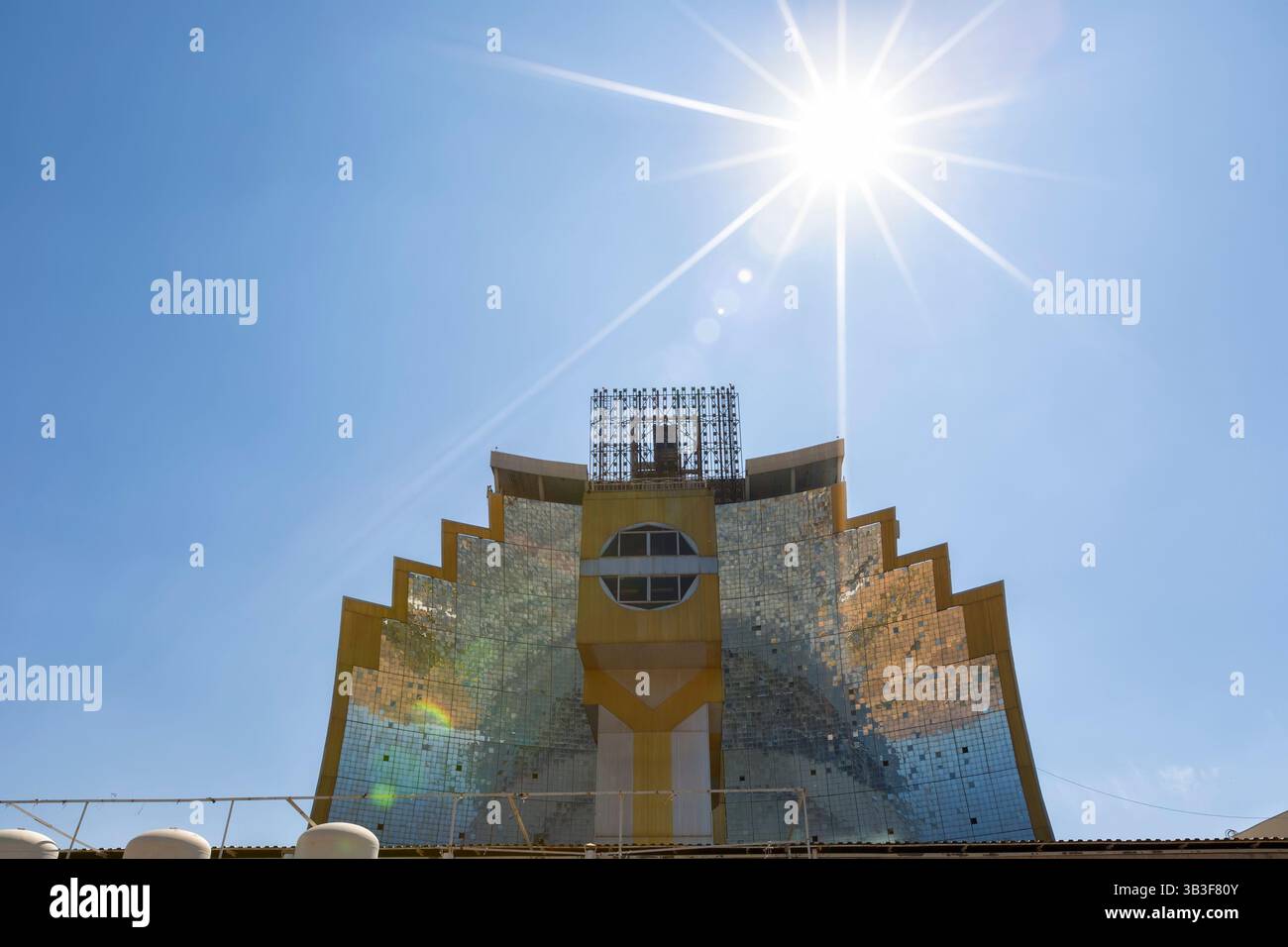 Four solaire (Sun Institute), deuxième plus grand au monde. Vue du concentrateur de soleil géant sur la montagne et les héliostats Banque D'Images