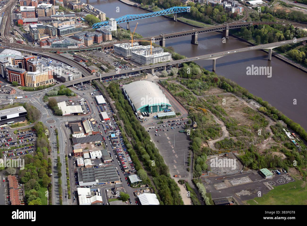 Vue aérienne de l'Utilita Arena Newcastle, Newcastle upon Tyne avec divers ponts sur la rivière Tyne au-delà Banque D'Images