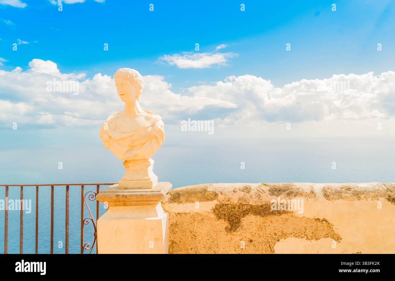 Parc du village de Ravello avec d'anciennes sculptures sur la mer, côte amalfitaine de l'Italie Banque D'Images Parc du village de Ravello avec d'anciennes sculptures sur la mer, côte amalfitaine de l'Italie Banque D'Images