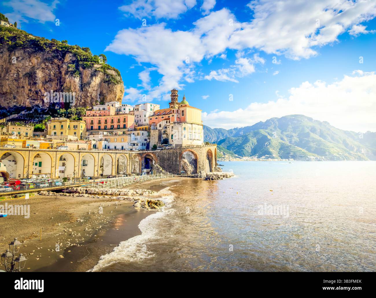 Côte d'été d'Amalfi et mer Tyrrhénienne avec des bateaux, Italie Banque D'Images Côte d'été d'Amalfi et mer Tyrrhénienne avec des bateaux, Italie Banque D'Images