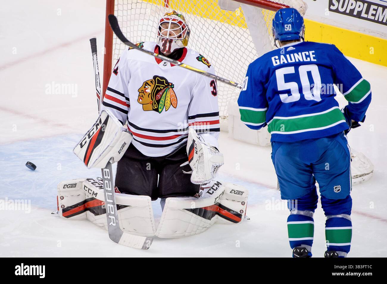 01 février 2018 : le gardien des Blackhawks Anton Forsberg (31 ans) regarde dans les airs après avoir été marqué par le centre des Canucks Brendan Gaunce (50 ans) lors du match de la LNH entre les Blackhawks de Chicago et les Canucks de Vancouver au Rogers Arena de Vancouver, Canada. Dom gagne/CSM(image de crédit : &copy ; Dom gagne/CSM via ZUMA Wire) Banque D'Images