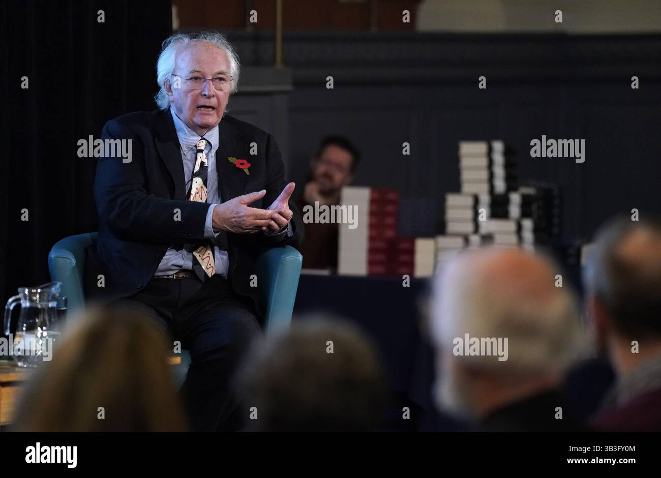 Photo du dossier datée du 09/11/23 de Sir Philip Pullman lors d'un entretien avec le bibliothécaire de Bodley Richard Ovenden (non représenté) avant de recevoir la médaille Bodley au Sheldonian Theatre, Université d'Oxford. L'auteur Sir Philip Pullman a annoncé le volume final de sa série à succès The Book of Dust. Date d'émission : mardi 29 avril 2025. Banque D'Images