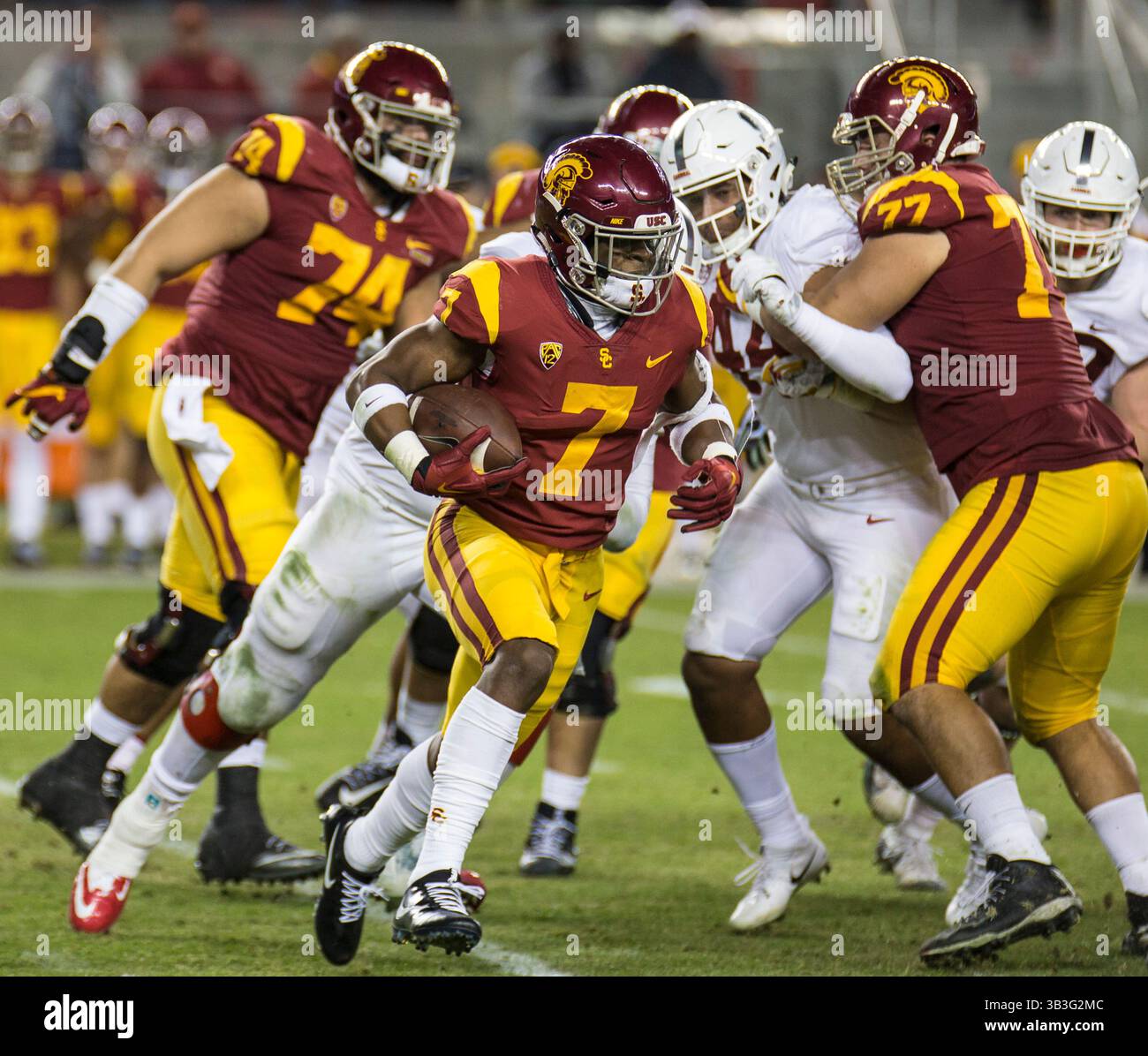 01 déc 2017 - le dos de course de Santa Clara U.S.A CA USC Stephen Carr (7) court pour un court gain lors du match du championnat de football NCAA PAC 12 entre Stanford Cardinal et USC Trojans 31-28 au Levi Stadium Santa Clara Calif. Thurman James / CSM(image de crédit : &copy ; Thurman James/CSM via ZUMA Wire) Banque D'Images