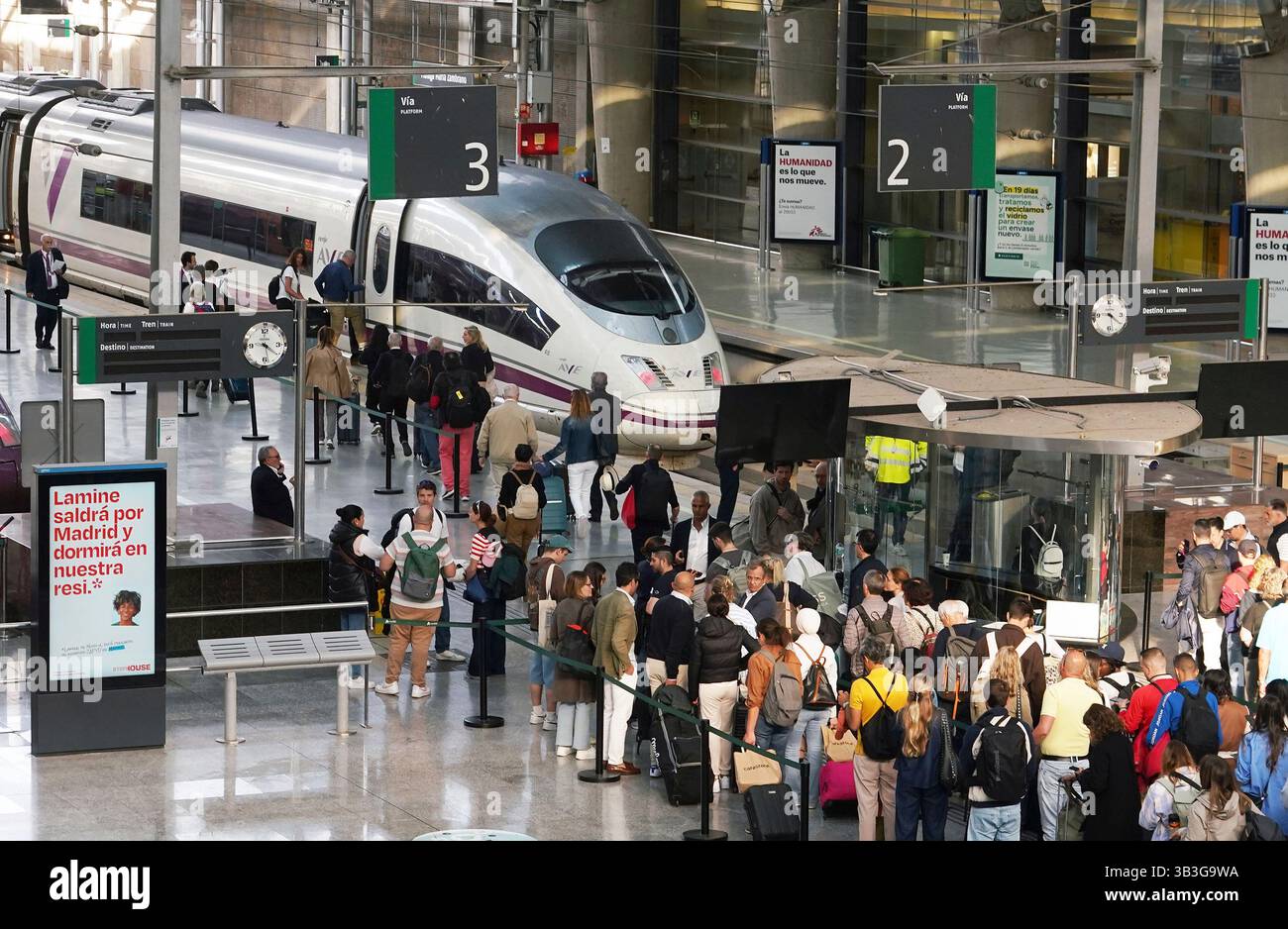 General view of the interior of the Maria Zambrano train station the day after the widespread blackout. On April 29, 2025, in Malaga (Andalusia, Spain). Service is gradually returning to normal at the Maria Zambrano railway station in Malaga after the power outage suffered by the Iberian Peninsula yesterday, April 28. 29 APRIL 2025 Álex Zea / Europa Press 04/29/2025 (Europa Press via AP) Banque D'Images