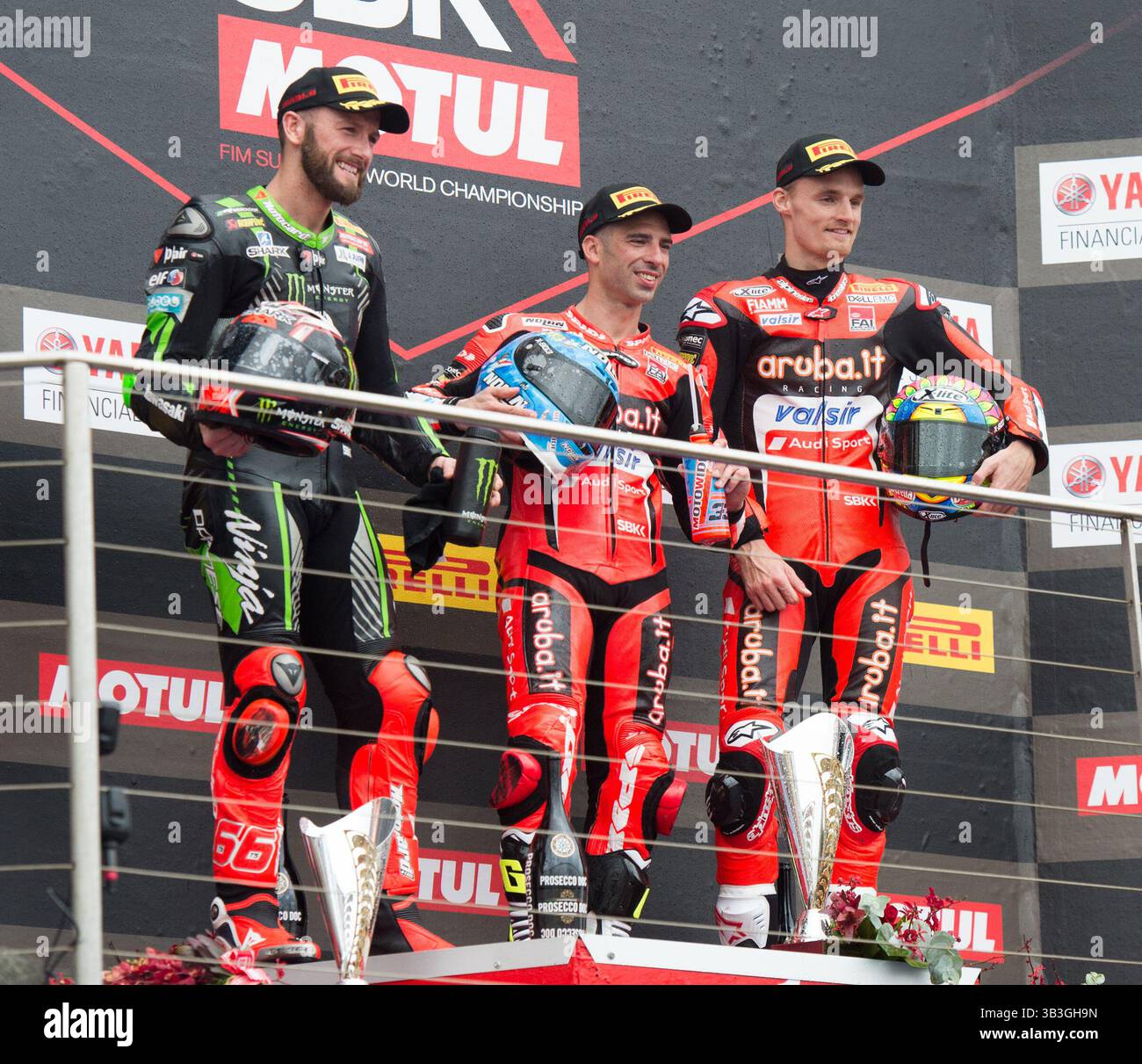 24 février 2018 - Melbourne, Victoria, Australie - le pilote britannique Tom Sykes (#66) de Kawasaki Racing Team, le pilote italien Marco Melandri (#33) de Aruba.it Racing - Ducati et le pilote britannique Chaz Davies (#7) de Aruba.it Racing - Ducati posent pour les photos après la course 1 le jour 2 de la manche d'ouverture de la saison 2018 World Superbike sur le circuit de Phillip Island à Phillip Island, Australie. (Crédit image : © Theo Karanikos via ZUMA Wire) Banque D'Images