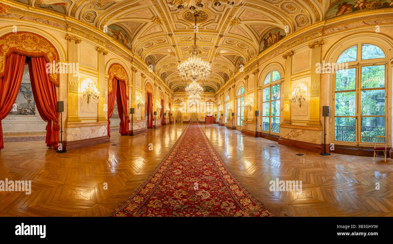Paris, France - 04 24 2025 : vue panoramique de la Galerie du Festival à l'Assemblée nationale Banque D'Images