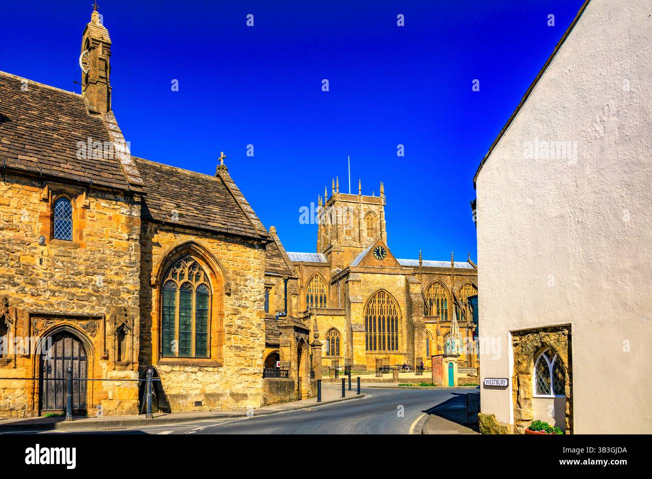 L'historique Sherborne Abbey et Alms Houses sont des bâtiments classés Grade 1 avec une variété de styles architecturaux différents, Dorset, Angleterre, Royaume-Uni Banque D'Images