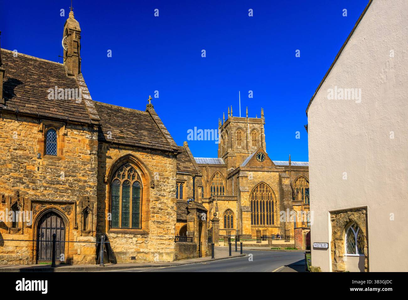 L'historique Sherborne Abbey et Alms Houses sont des bâtiments classés Grade 1 avec une variété de styles architecturaux différents, Dorset, Angleterre, Royaume-Uni Banque D'Images