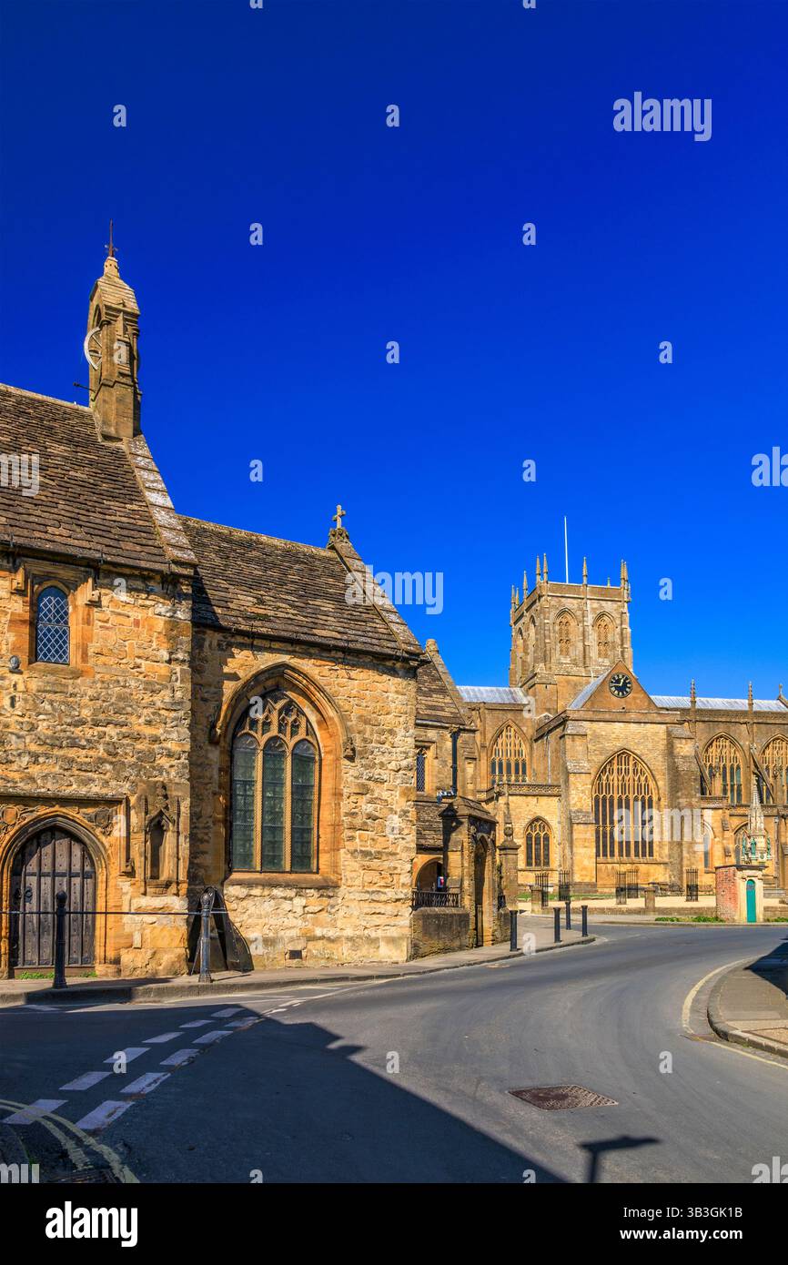 L'historique Sherborne Abbey et Alms Houses sont des bâtiments classés Grade 1 avec une variété de styles architecturaux différents, Dorset, Angleterre, Royaume-Uni Banque D'Images