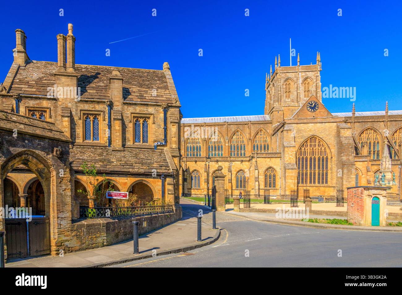 L'historique Sherborne Abbey et Alms Houses sont des bâtiments classés Grade 1 avec une variété de styles architecturaux différents, Dorset, Angleterre, Royaume-Uni Banque D'Images