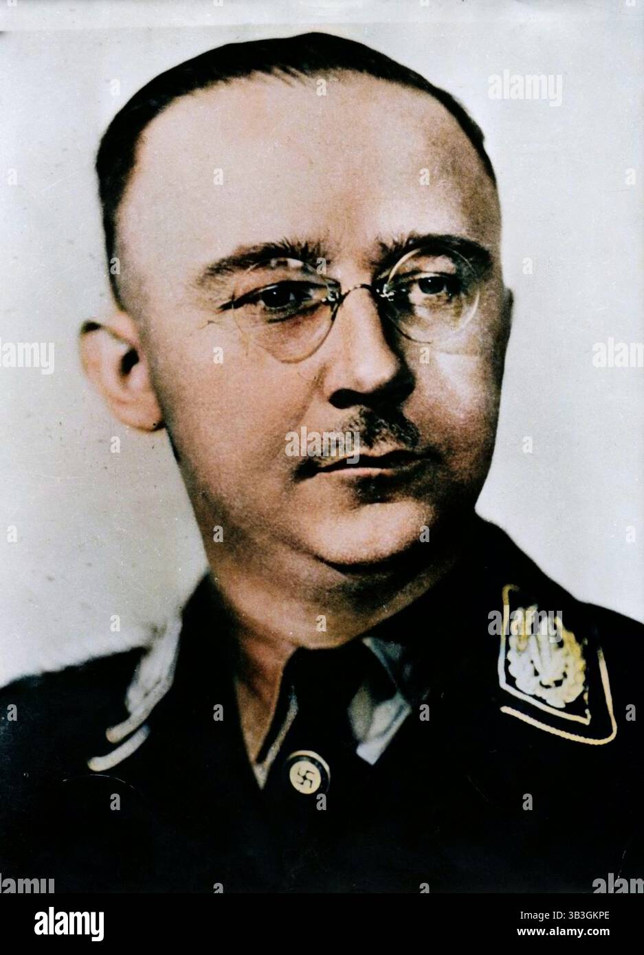 Heinrich Himmler, Reichsf&# xfc;gérants des SS, c1930s-c1940s. Himmler (1900-1945) ont pris part à Adolf Hitler's Beer Hall Putsch à Munich en 1923. Il a rejoint les SS en 1925, devenant son chef ou Reichsf&# xfc;gérants, en 1929. Il est devenu l'une des figures les plus puissantes dans le parti nazi et était chargé de superviser l'organisation et l'administration de l'Holocauste. À la fin d'avril 1945 que la Seconde Guerre mondiale touchait à sa fin en Europe, Himmler alla derrière Hitler est de retour dans une tentative d'ouvrir des négociations avec les alliés occidentaux. Lorsqu'Hitler ce disovered il dépouillé Himmler d'al Banque D'Images