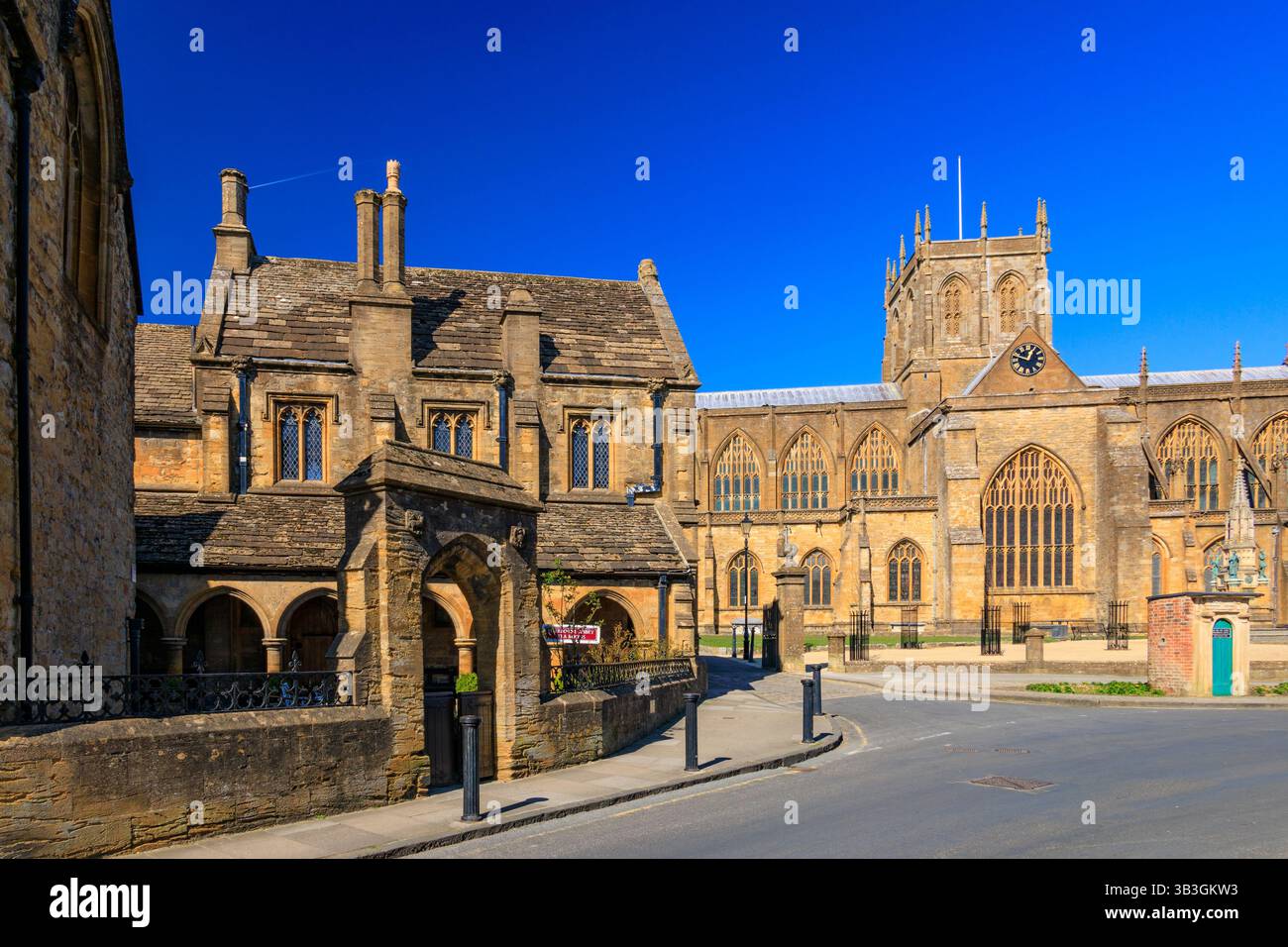 L'historique Sherborne Abbey et Alms Houses sont des bâtiments classés Grade 1 avec une variété de styles architecturaux différents, Dorset, Angleterre, Royaume-Uni Banque D'Images