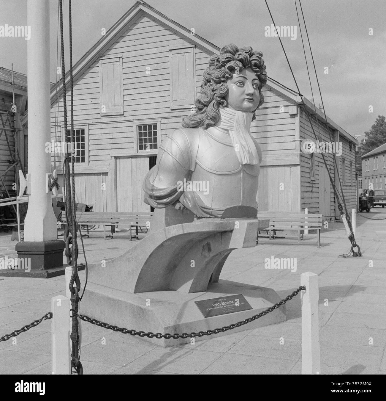 Vue générale d'une figure de proue du HMS Benbow devant Boat House numéro 5 à Portsmouth Naval Dockyard, 1956. Banque D'Images
