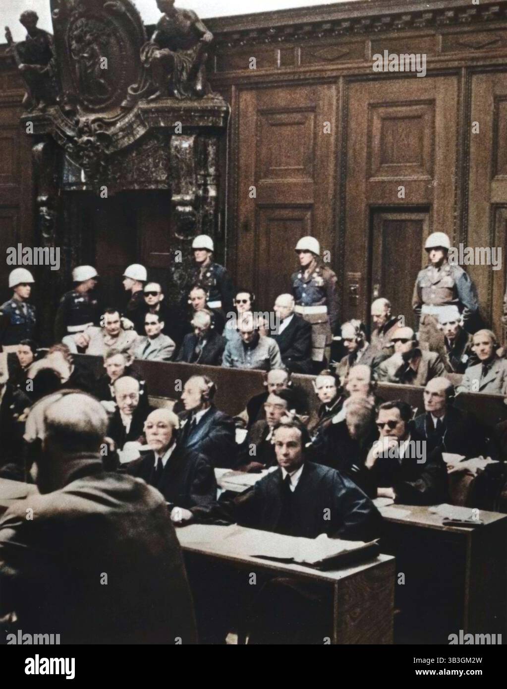 Procès de Nuremberg pour crimes de guerre, Allemagne, 1946. Entre le 20 novembre 1945 et le 1er octobre 1946, les 24 dirigeants nazis survivants ont été jugés par le Tribunal militaire international du Palais de Justice de Nuremberg. Les défendeurs illustrés sont les suivants. Rangée arrière (de gauche à droite) : l'amiral Karl Doenitz, l'amiral Erich Raeder, Baldur von Schirach (chef de la Jeunesse hitlérienne), Fritz Sauckel (chef du programme nazi de travail des esclaves), le général Alfred Jodl, Franz von Papen. Première rangée (de gauche à droite) : Hermann Goering, Rudolf Hess, Joachim von Joachim von Ribbentrop (ministre des Affaires étrangères), Field Marsh Banque D'Images