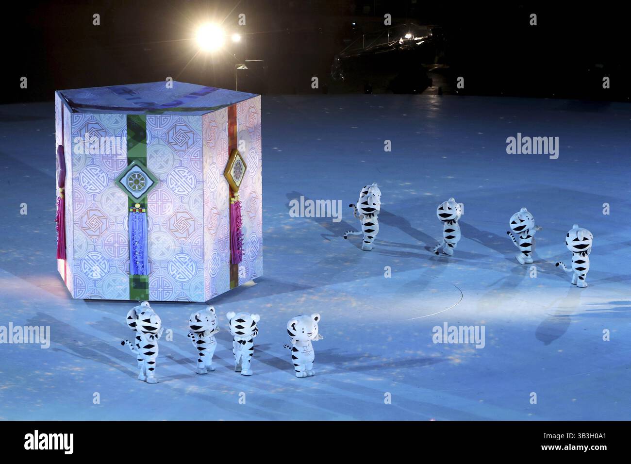 25 février 2018 - Pyeongchang, GANGWON, CORÉE DU SUD - 25 février 2018 - Pyeongchang, Corée du Sud - des artistes se produisent pendant le segment de Pékin lors de la cérémonie de clôture des Jeux Olympiques d'hiver de PyeongChang 2018 au stade Olympique de Pyeongchang à Pyeongchang, Corée du Sud. (Crédit image : © GMC via ZUMA Wire) Banque D'Images