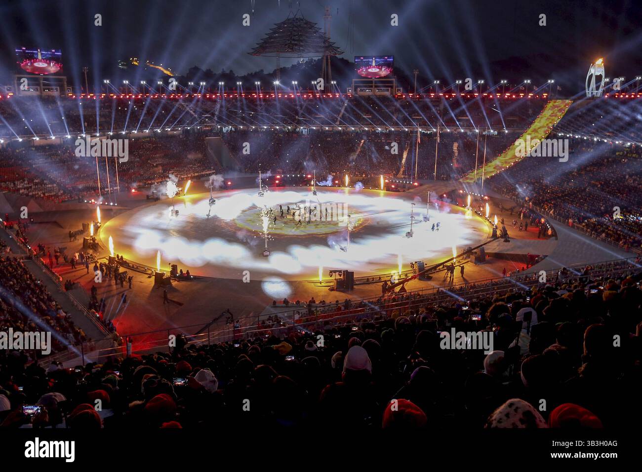 25 février 2018 - Pyeongchang, GANGWON, CORÉE DU SUD - 25 février 2018 - Pyeongchang, Corée du Sud - des artistes se produisent pendant le segment de Pékin lors de la cérémonie de clôture des Jeux Olympiques d'hiver de PyeongChang 2018 au stade Olympique de Pyeongchang à Pyeongchang, Corée du Sud. (Crédit image : © GMC via ZUMA Wire) Banque D'Images