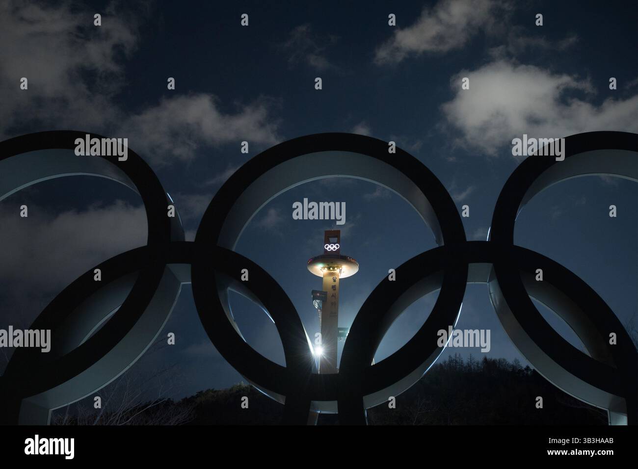 14 février 2018 - Pyeongchang, Corée du Sud - la tour du centre de saut à ski d'Alpensia est encadrée dans les anneaux olympiques des Jeux olympiques d'hiver de Pyeongchang. (Crédit image : © Mark Reis via ZUMA Wire) Banque D'Images