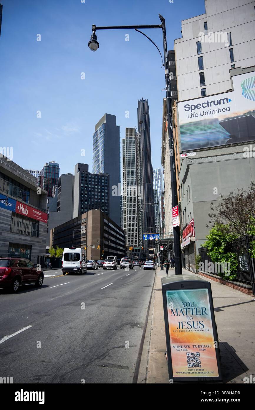 Le développement du centre-ville de Brooklyn à New York, vu de Flatbush Avenue, plane sur des bâtiments plus anciens le dimanche 20 avril 2025. En raison du développement accru de la région, notamment les immeubles d'habitation de luxe de grande hauteur, les chaînes de magasins et les détaillants haut de gamme s'installent. (© Richard B. Levine) Banque D'Images Le développement du centre-ville de Brooklyn à New York, vu de Flatbush Avenue, plane sur des bâtiments plus anciens le dimanche 20 avril 2025. En raison du développement accru de la région, notamment les immeubles d'habitation de luxe de grande hauteur, les chaînes de magasins et les détaillants haut de gamme s'installent. (© Richard B. Levine) Banque D'Images