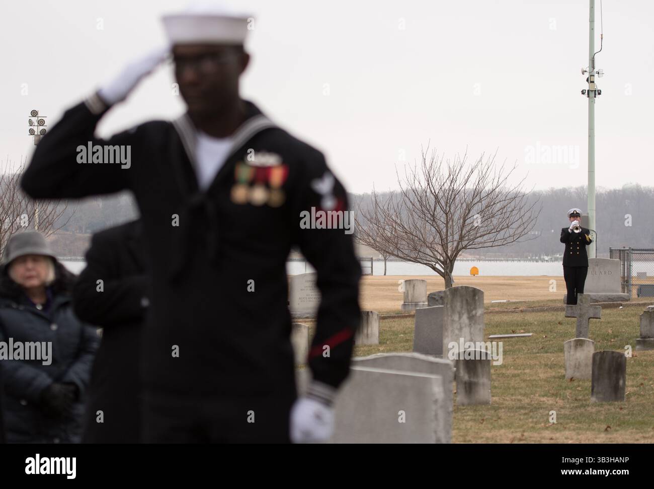Jan 16, 2018 - Annapolis, Maryland, États-Unis - Taps est joué pendant le service d'inhumation de l'ancien astronaute de la NASA, le capitaine Bruce McCandless II, USN (Ret.), le mardi 16 janvier 2018 au cimetière de l'Académie navale des États-Unis à Annapolis, Maryland. (Crédit image : © Bill Ingalls/ZUMA Wire/ZUMAPRESS.com) Banque D'Images