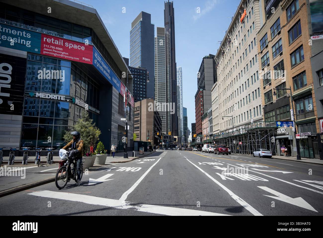 Le développement du centre-ville de Brooklyn à New York, vu de Flatbush Avenue, plane sur des bâtiments plus anciens le dimanche 20 avril 2025. En raison du développement accru de la région, notamment les immeubles d'habitation de luxe de grande hauteur, les chaînes de magasins et les détaillants haut de gamme s'installent. (© Richard B. Levine) Banque D'Images Le développement du centre-ville de Brooklyn à New York, vu de Flatbush Avenue, plane sur des bâtiments plus anciens le dimanche 20 avril 2025. En raison du développement accru de la région, notamment les immeubles d'habitation de luxe de grande hauteur, les chaînes de magasins et les détaillants haut de gamme s'installent. (© Richard B. Levine) Banque D'Images