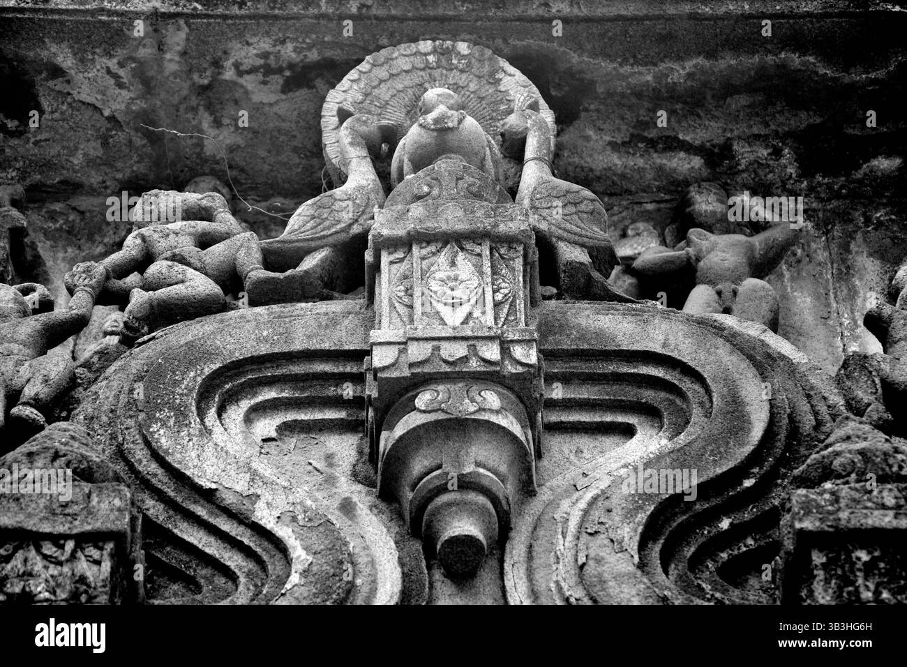 Sculptures sur le mur extérieur du temple Trishunda Ganapati, Pune, Maharashtra, Inde Banque D'Images