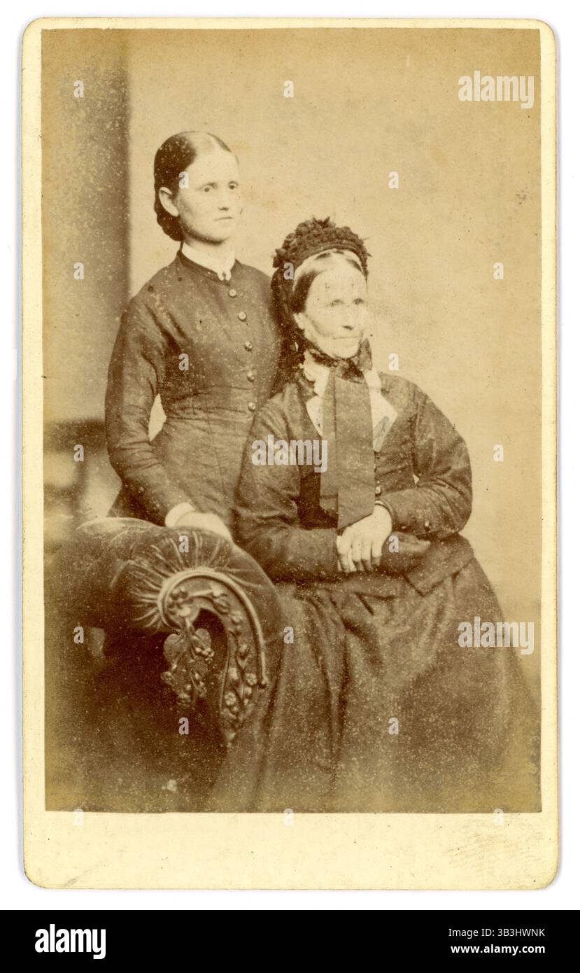 Original Victorian carte de visite (carte de visite ou CDV) - mère victorienne et fille, studio d'Edouard (Edward) Nickels, 75 Duke Street, Chelmsford, Essex, Royaume-Uni vers 1878 Banque D'Images