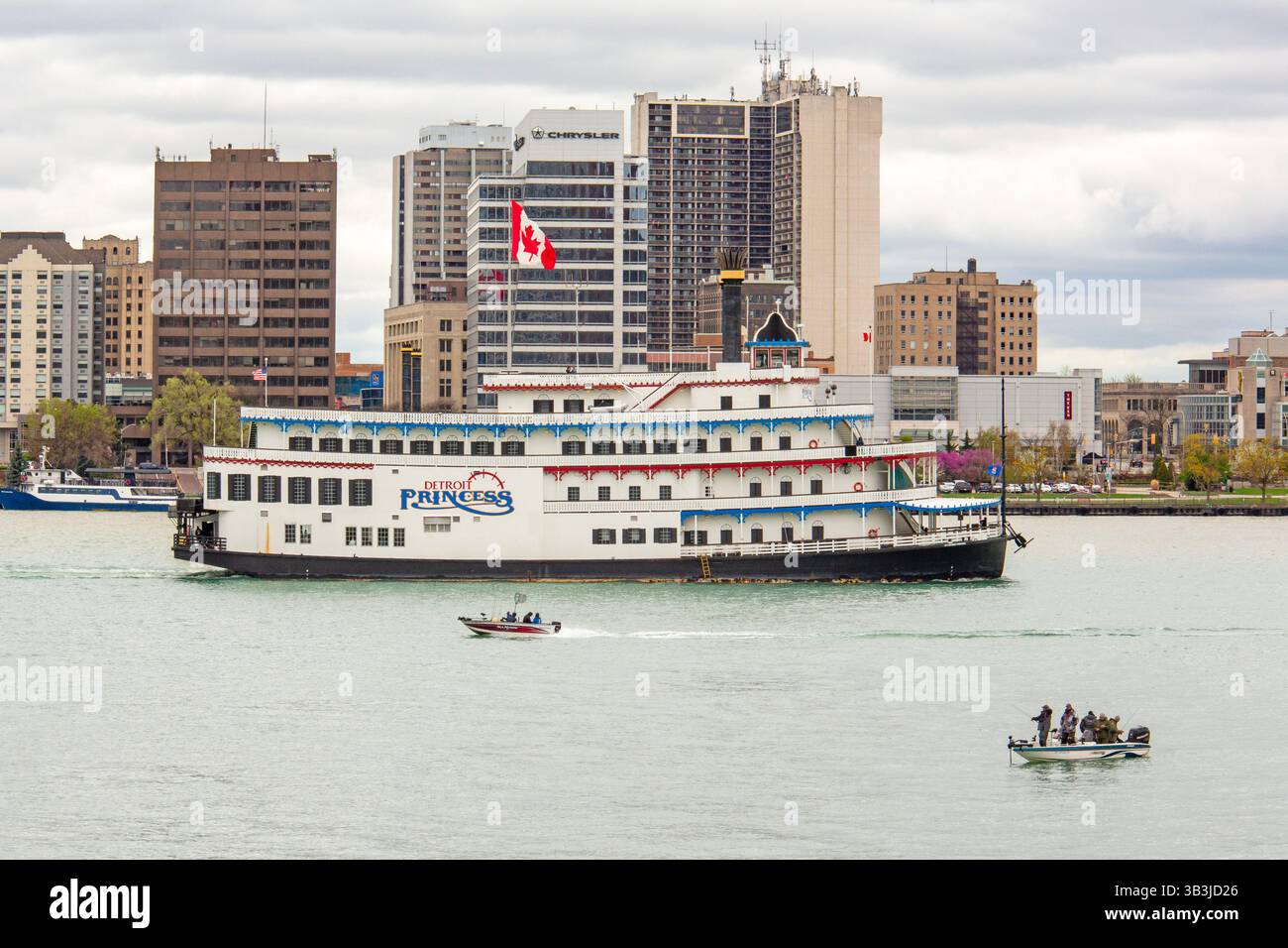 Detroit, Michigan - le bateau de croisière Detroit Princess navigue sur la rivière Détroit entre Détroit et Windsor, Ontario (côté éloigné). Banque D'Images
