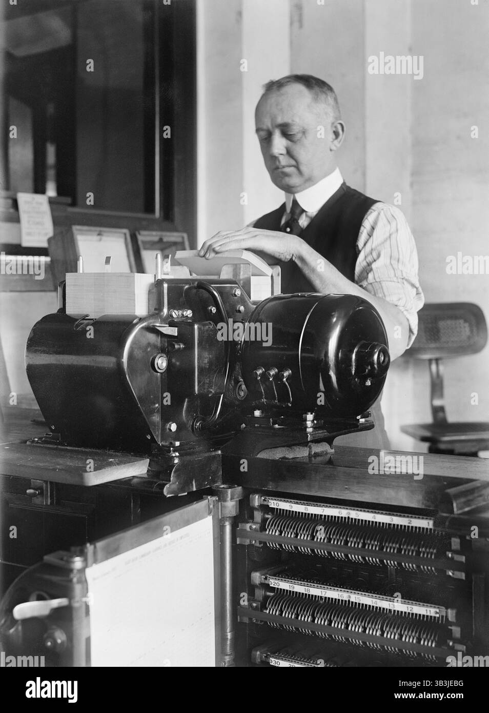 9 août 2017 - travailleur exploitant une machine de tabulation, Census Bureau, Department of commerce, Washington DC, USA, Harris & Ewing, 1919 (crédit image : © Circa images/Glasshouse via ZUMA Wire) Banque D'Images