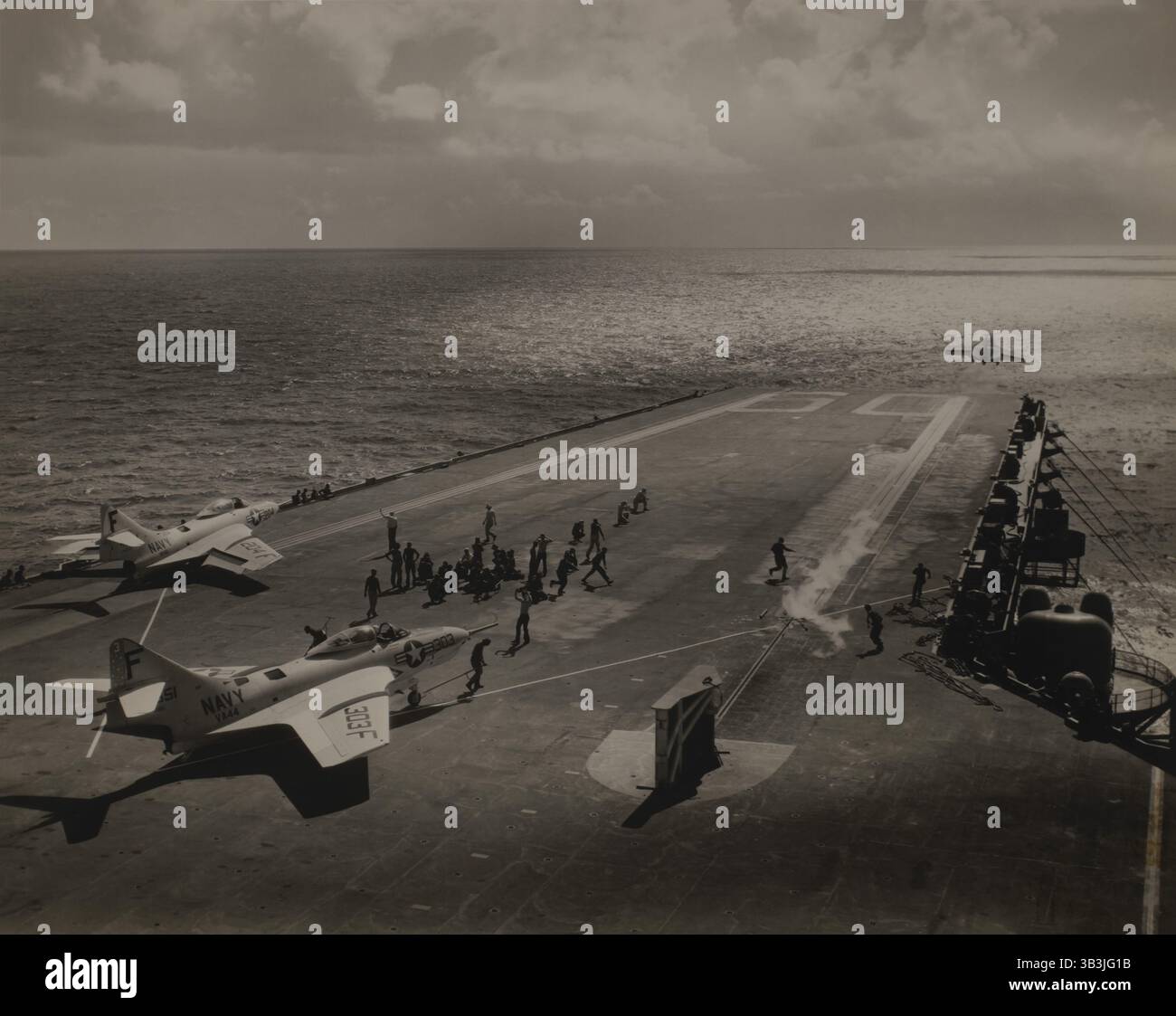 23 octobre 2017 - le chasseur Grumman F9F-8 Cougar de l'escadron d'attaque 44 (va-44) de l'USS Saratoga lors de sa croisière de shakedown, mer des Caraïbes, le 3 septembre 1956 (crédit image : © JT Vintage/Glasshouse via ZUMA Wire) Banque D'Images