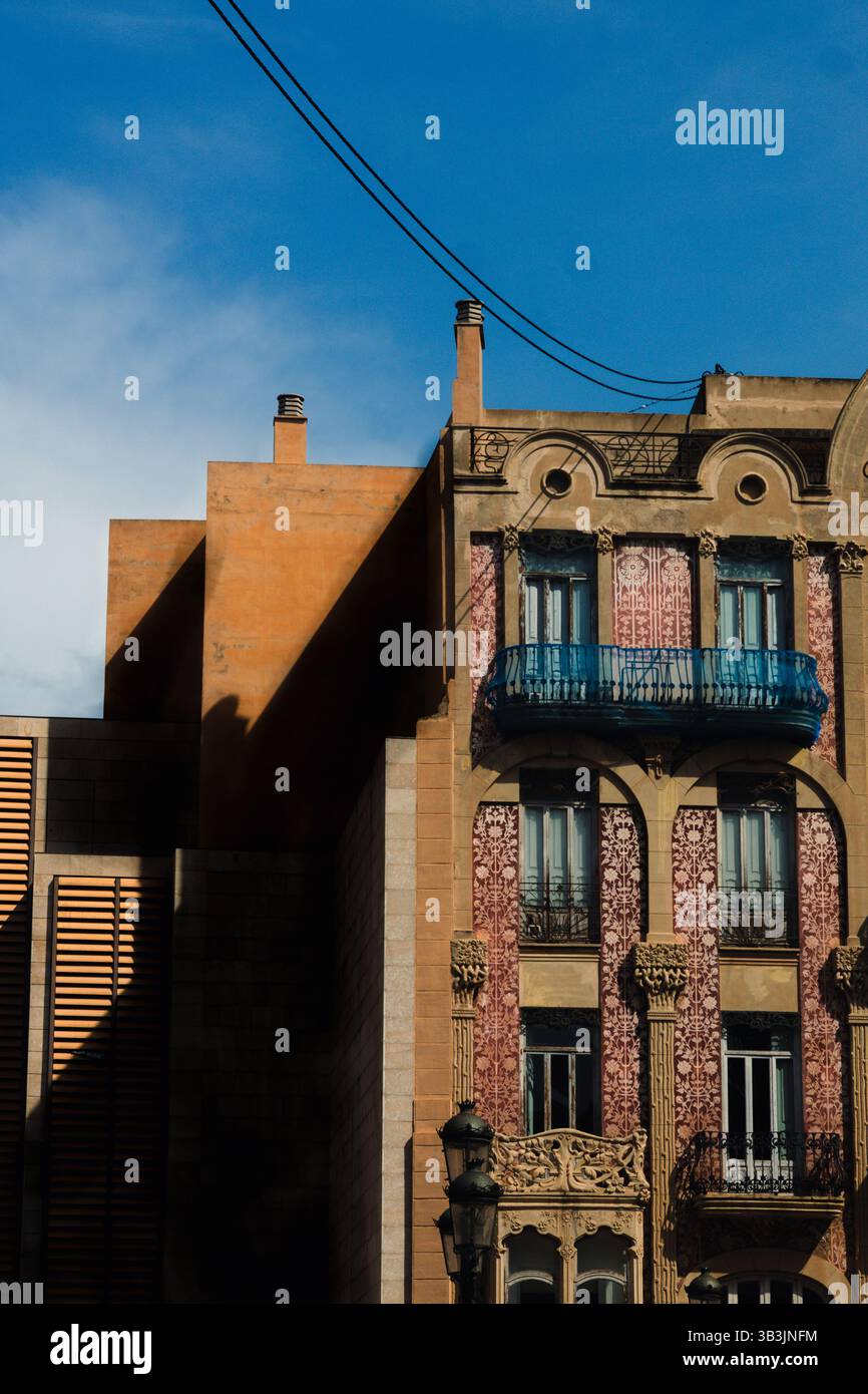 Gros plan d'une façade de bâtiment de style espagnol ensoleillée à Valence, Espagne Banque D'Images