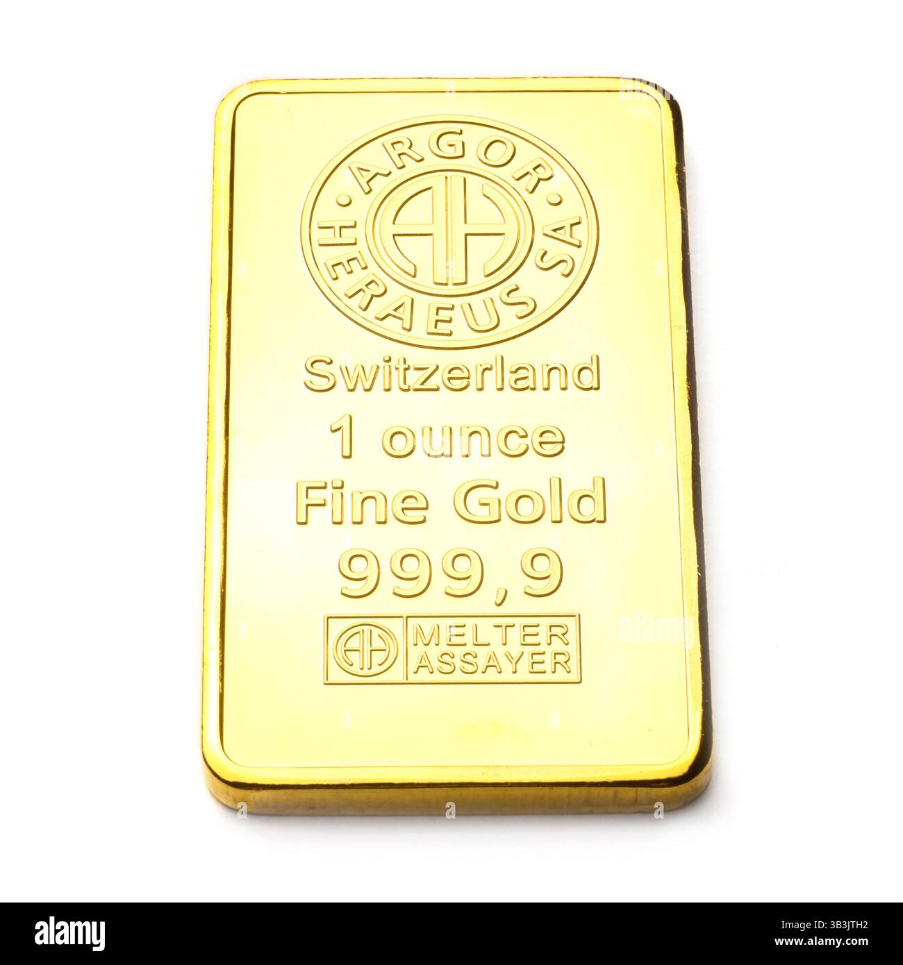 Lingot d'or de 1 once produit par Argor-Heraeus isolé sur un fond blanc de studio. Banque D'Images