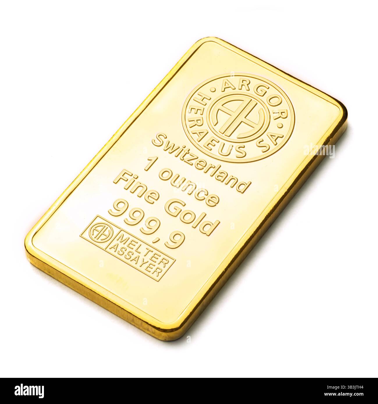 Lingot d'or de 1 once produit par Argor-Heraeus isolé sur un fond blanc de studio. Banque D'Images