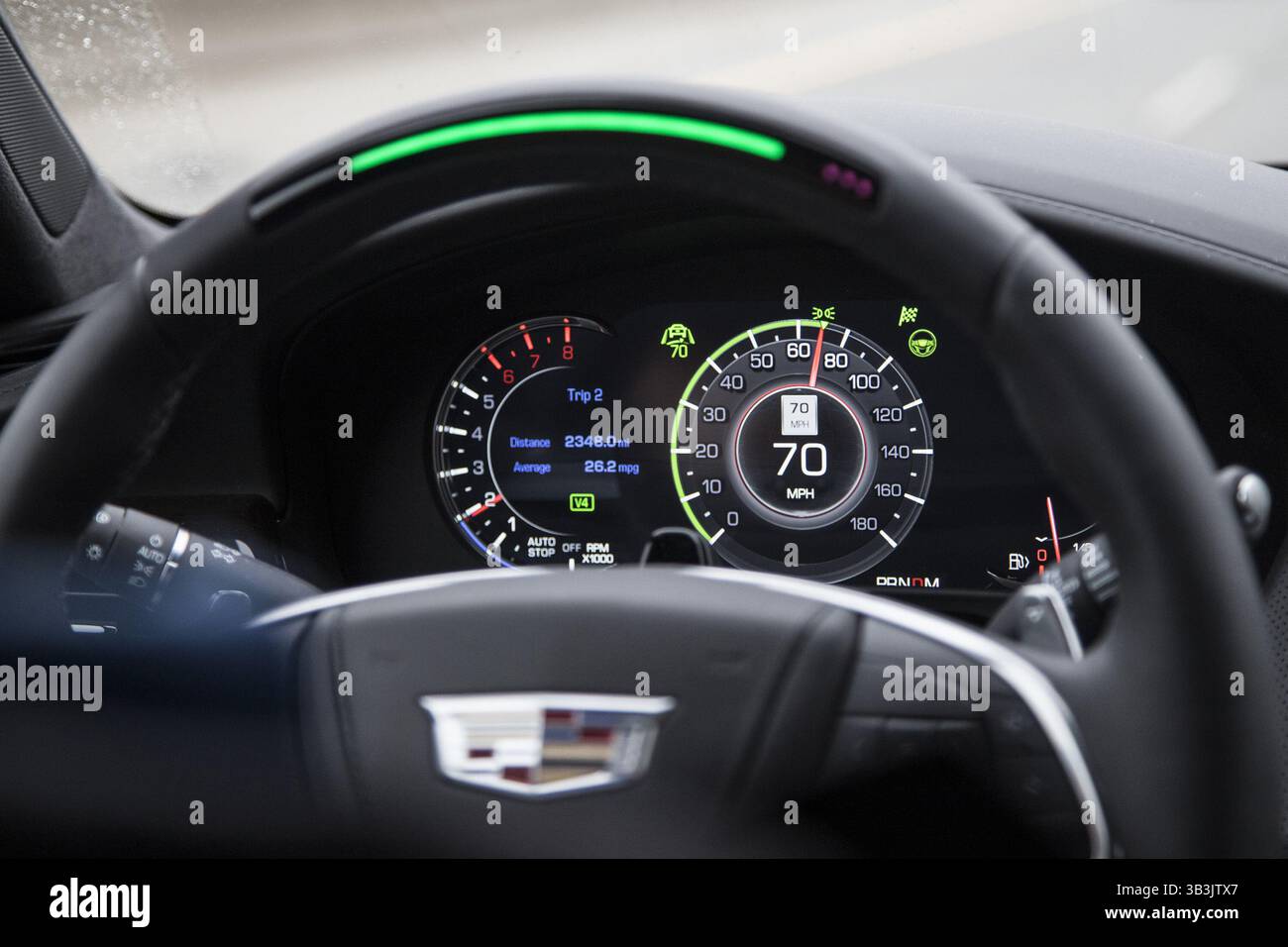 2 novembre 2017 - États-Unis - le système de conduite semi-autonome appelé « Super Cruise » est engagé sur l'autoroute dans la berline CT6 2018 de Cadillac. Une partie du volant devient verte avec un voyant sur le tableau de bord. La voiture circule sur la I-75 sur l'autoroute de Detroit le jeudi 2 novembre 2017. (Crédit image : © Junfu Han/TNS via ZUMA Wire) Banque D'Images