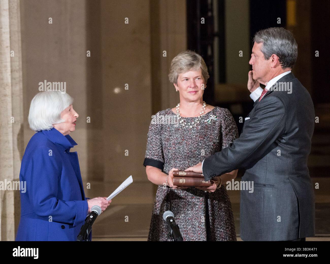 6 novembre 2017 - Washington, États-Unis - Janet Yellen (à gauche), présidente du Conseil des gouverneurs du système de la réserve fédérale des États-Unis, prête serment Randal Quarels en tant que vice-présidente de la réserve fédérale des États-Unis pour la supervision bancaire au Conseil d'administration de l'atrium du bâtiment Eccles, le 6 novembre 2017 à Washington, DC. (Crédit image : © réserve fédérale/planète Pix via ZUMA Wire) Banque D'Images