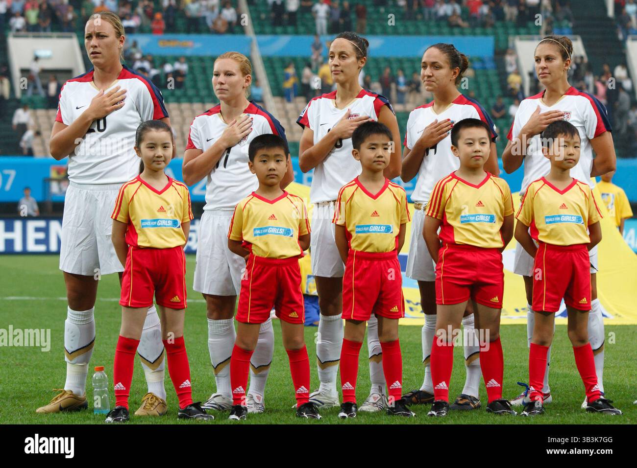 Les joueuses de l'équipe des États-Unis représentent l'hymne national avant un match de la Coupe du monde féminine de la FIFA du Groupe B contre la Corée du Nord le 11 septembre 2007 au Chengdu Sports Center Stadium à Chengdu, en Chine. De gauche à droite : Abby Wambach, Lori Chalupny, Kate Markgraf, Stephanie Lopez, Carli Lloyd. Usage éditorial exclusif. Utilisation commerciale interdite. Banque D'Images
