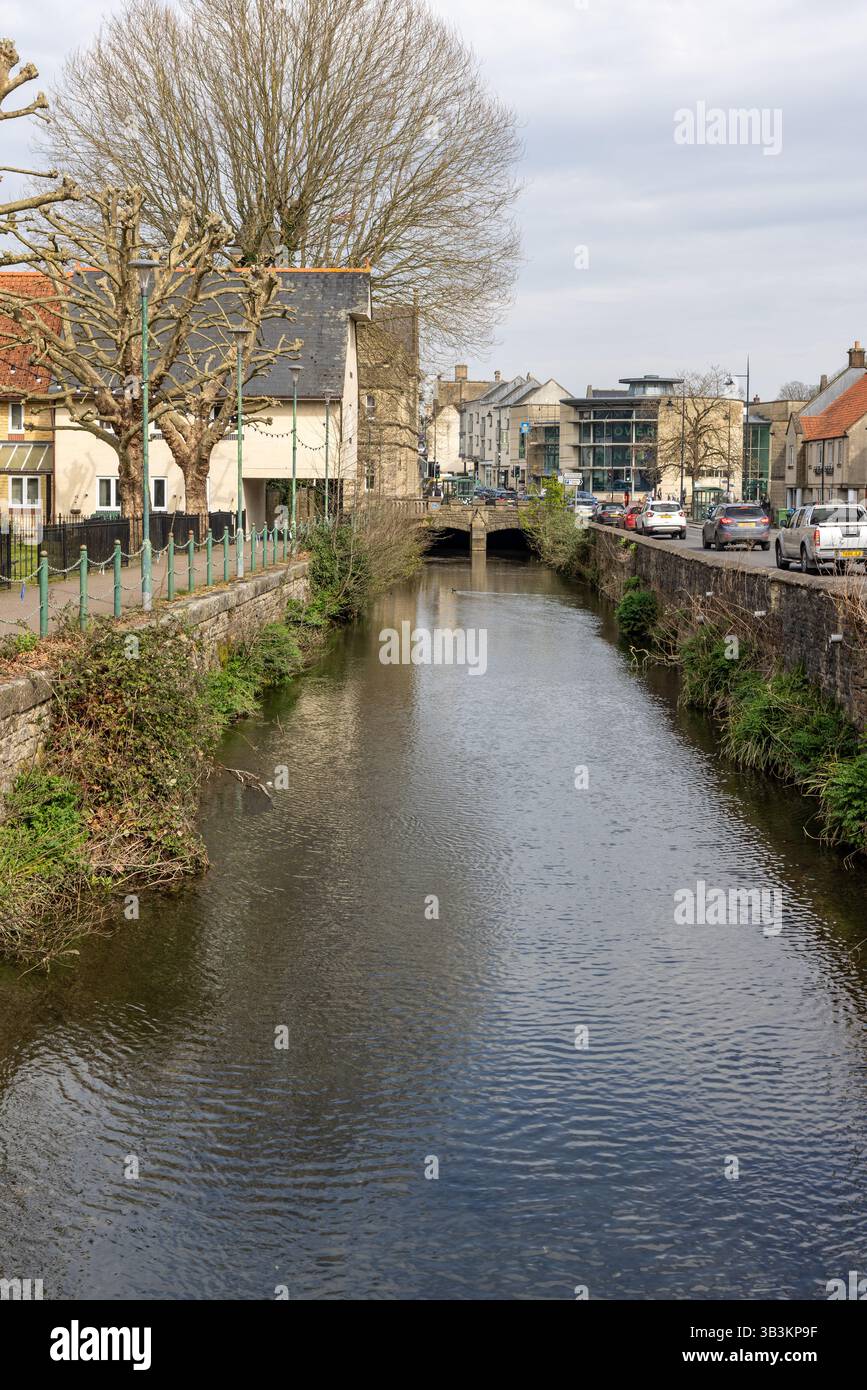 La rivière Marden à côté de la route A4 dans le centre-ville de Calne, Calne, Wiltshire, Angleterre, Royaume-Uni Banque D'Images