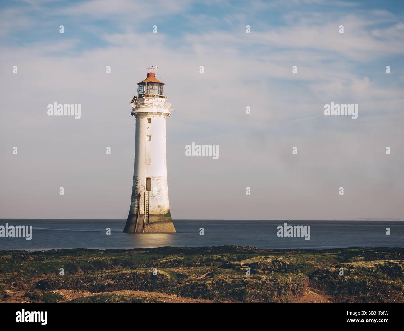 Phare près des rochers Banque D'Images