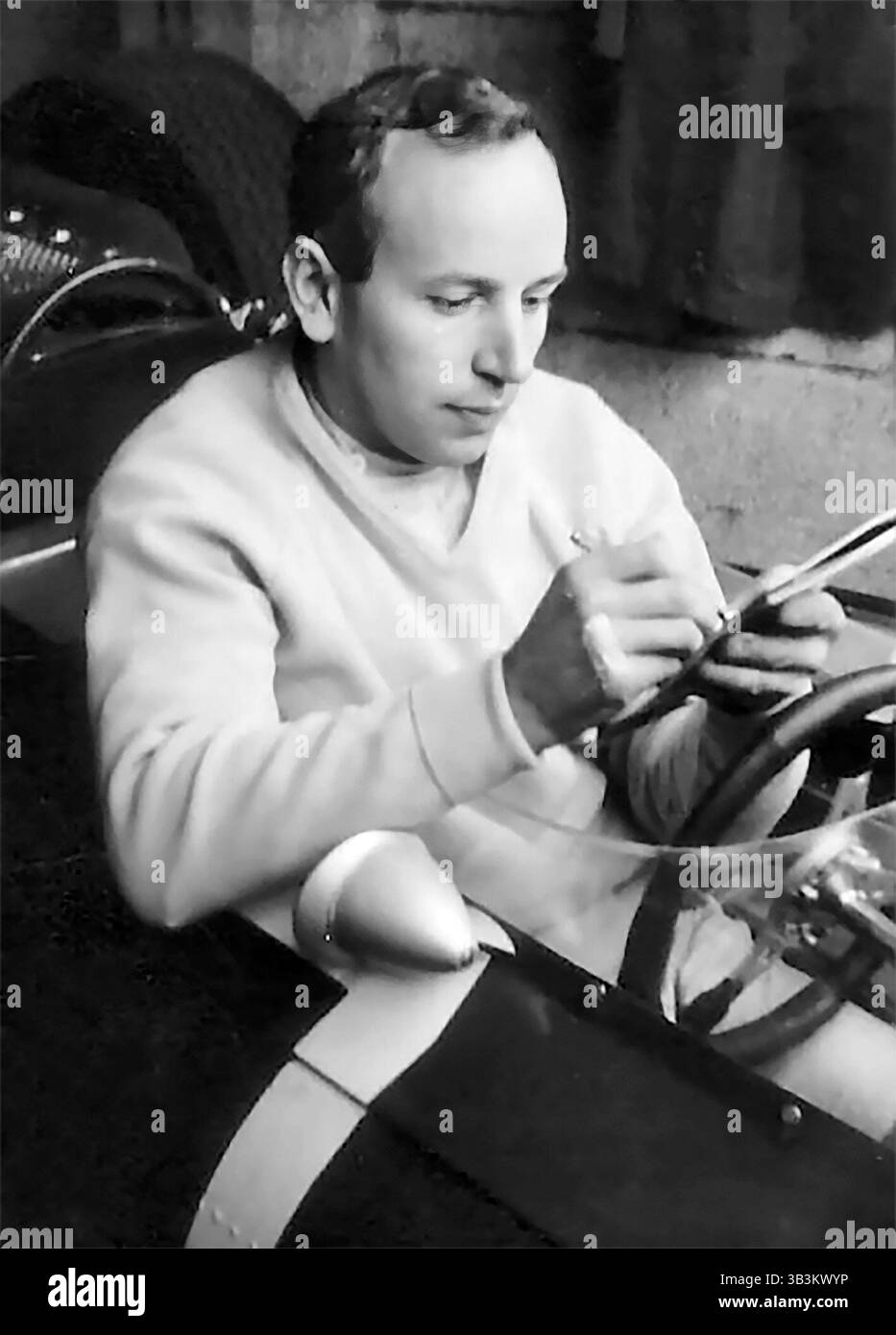 John Surtees. Portrait du pilote automobile et motocycliste britannique John Norman Surtees (1934-2017) en 1964 Banque D'Images