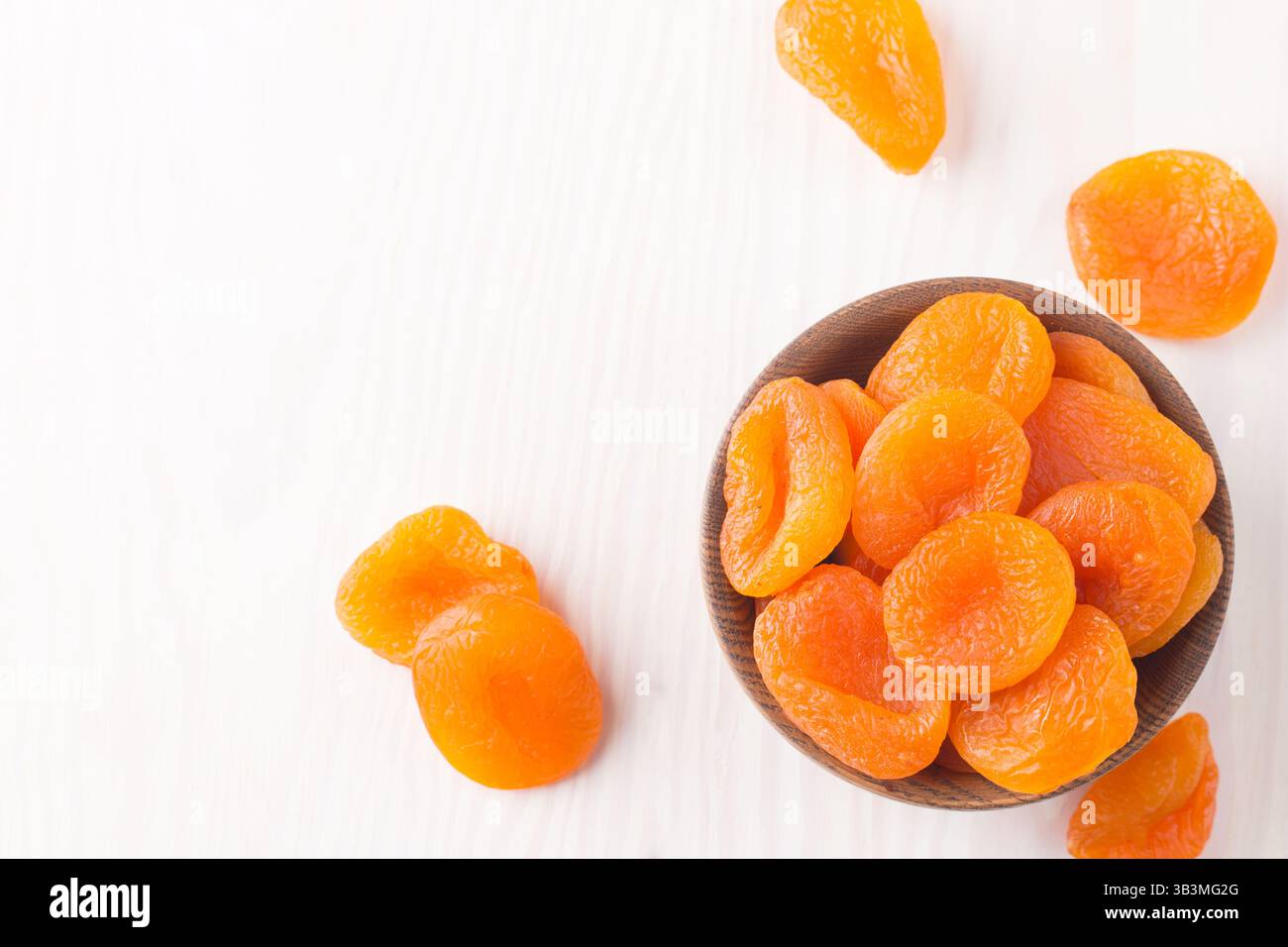 Abricots séchés dans un bol. Fruits secs. Banque D'Images