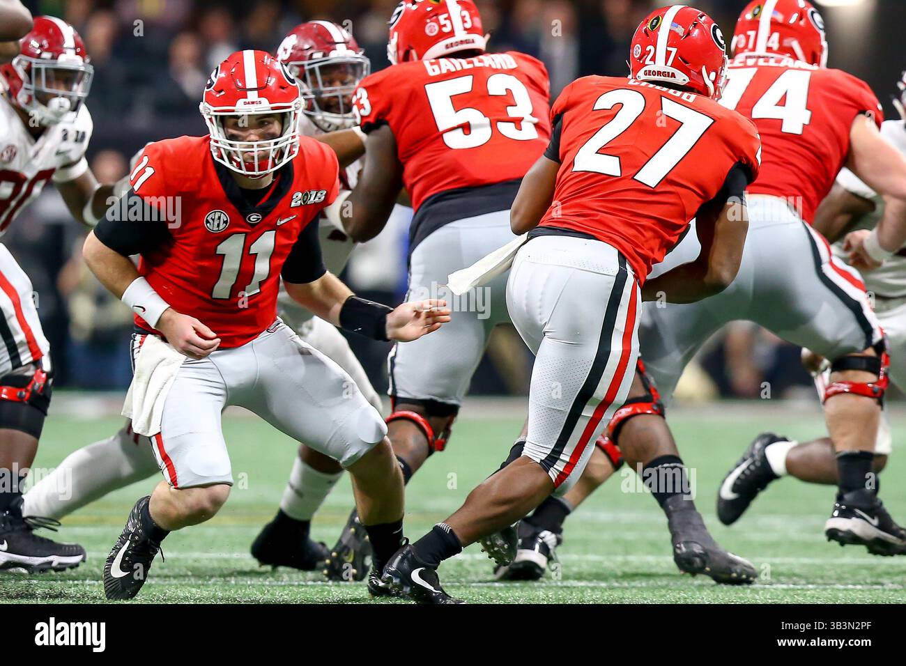 8 janvier 2018 - Atlanta, Géorgie, États-Unis - le quarterback des Georgia Bulldogs Jake Fromm (11 ans) remet le ballon à Georgia Bulldogs Nick Chubb (27 ans) lors du match de championnat CFP entre les Georgia Bulldogs et l'Alabama Crimson Tide au stade Mercedes-Benz. (Crédit image : © Frank Mattia via ZUMA Wire) Banque D'Images