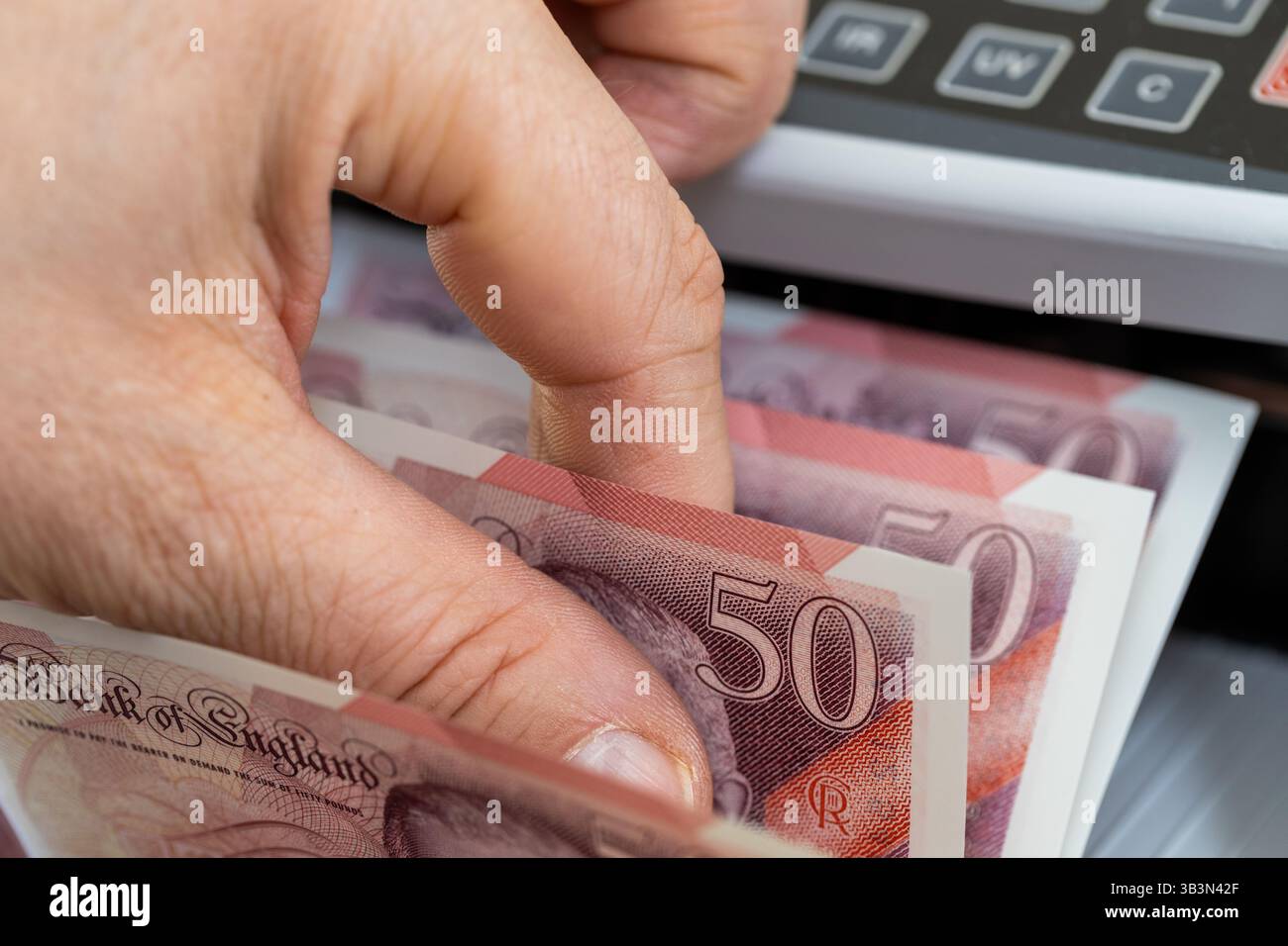 Livres sterling dans une machine de comptage d'argent. Concept financier et commercial. Billets de 50 livres, banque, économie, investissement au Royaume-Uni Banque D'Images