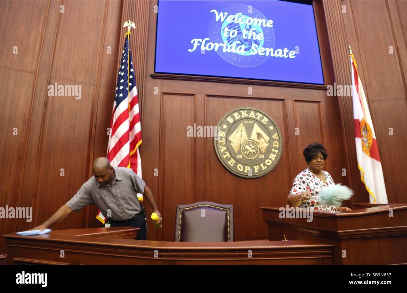8 janvier 2018 - Tallahassee, Floride, États-Unis - SCOTT KEELER | Times.les sénateurs de Floride Patrick Allen et Ruby Dennis, tous deux de Tallahassee, nettoient la salle du Sénat de Floride en préparation de la session législative annuelle de 60 jours qui commence le mardi 9/01/18. (Crédit image : © Scott Keeler/Tampa Bay Times via ZUMA Wire) Banque D'Images