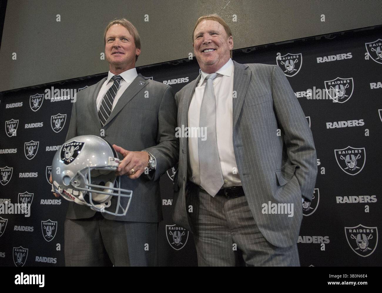 9 janvier 2018 - Sacramento, CA, États-Unis - Jon Gruden est présenté comme entraîneur-chef des Raiders d'Oakland avec son propriétaire Mark Davis le mardi 9 janvier 2018 à Oakland, Calif. (Crédit image : © Hector Amezcua/TNS via ZUMA Wire) Banque D'Images