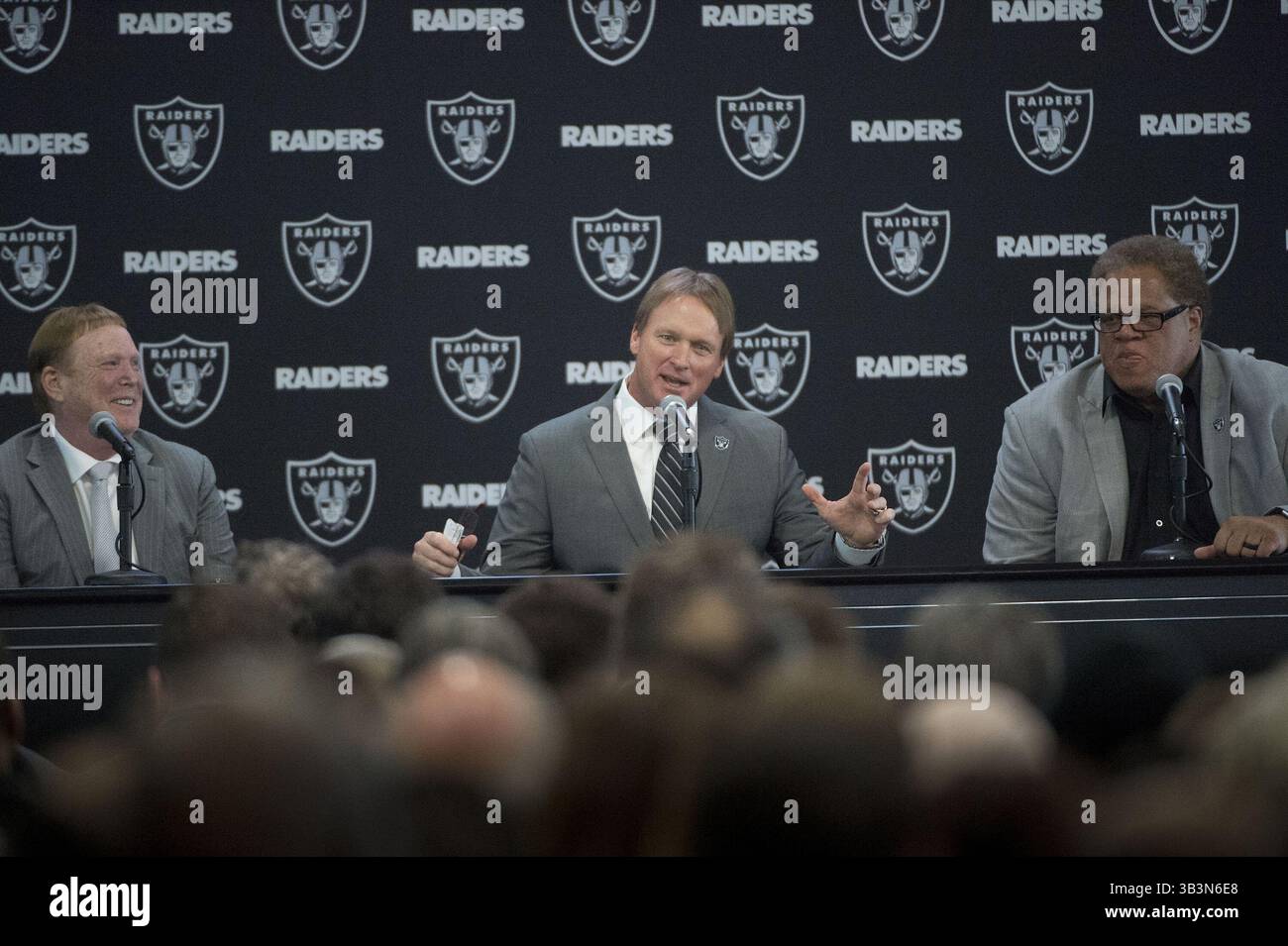 9 janvier 2018 - Sacramento, CA, États-Unis - Jon Gruden est présenté comme entraîneur-chef des Raiders d'Oakland avec Mark Davis, propriétaire des Raiders, à gauche, et Reggie McKenzie, directeur général, le mardi 9 janvier 2018 à Oakland, Calif. (Image crédit : © Hector Amezcua/TNS via ZUMA Wire) Banque D'Images