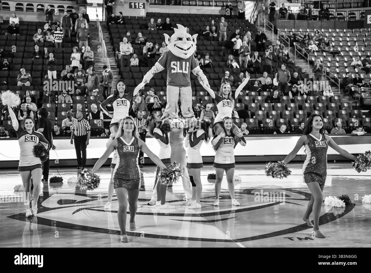 9 janvier 2018 - Louis, Missouri, États-Unis - L'équipe de danse Saintsation, les cheerleaders et la mascotte se produisent lors des introductions dans le jeu entre les Saint Louis Billikens et les Rams de Rhode Island, où Rhode Island bat Louis par le score de 72-65 le mardi 9 janvier 2018, tenu à la Chaifetz Arena à Louis, MO (crédit photo Richard Ulreich / ZUMA Press) (crédit image : © Richard Ulreich via ZUMA Wire) Banque D'Images