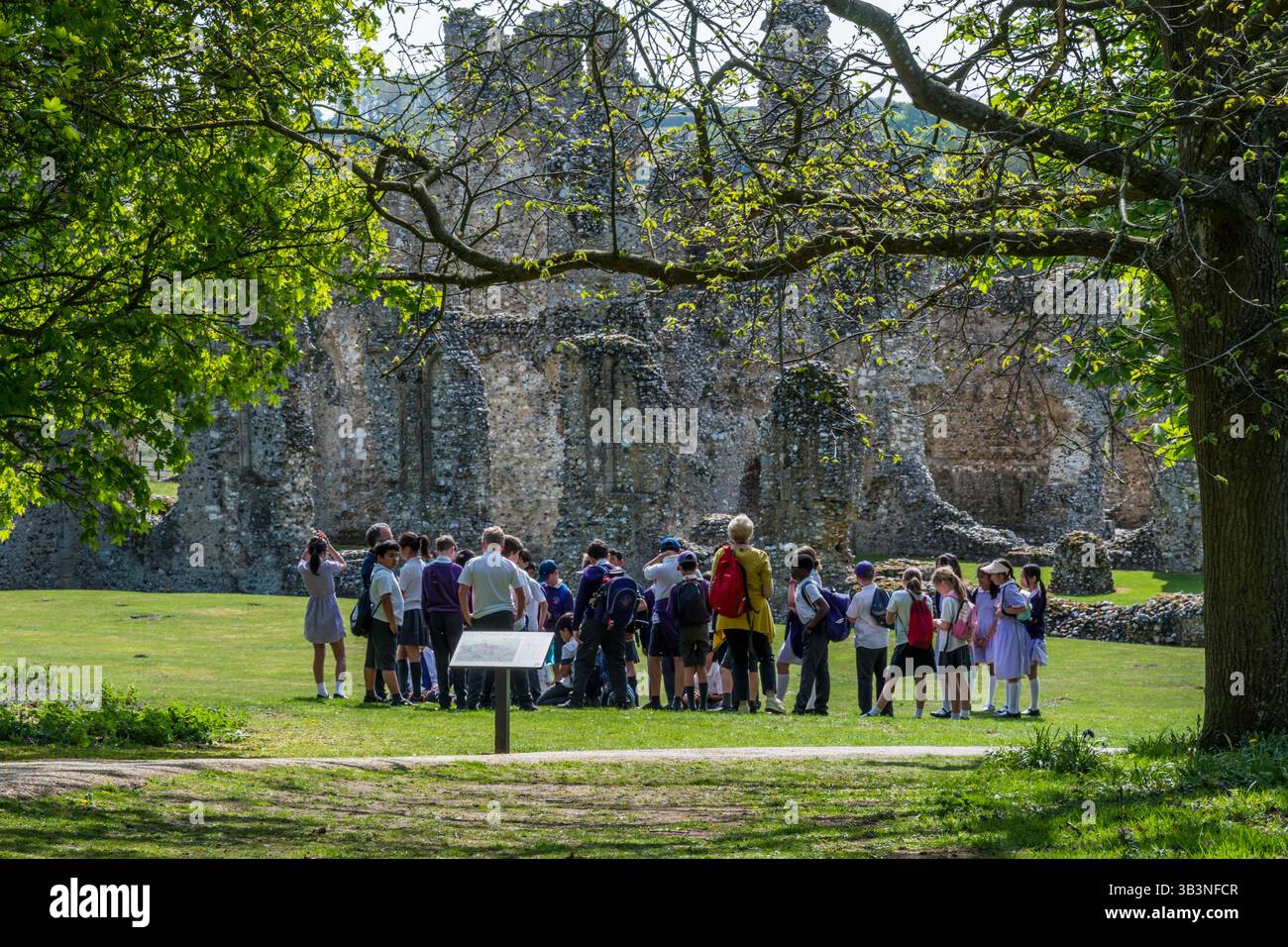 Un groupe d'écoliers d'âge préscolaire en voyage aux ruines du prieuré Castle Acre à Norfolk. Banque D'Images